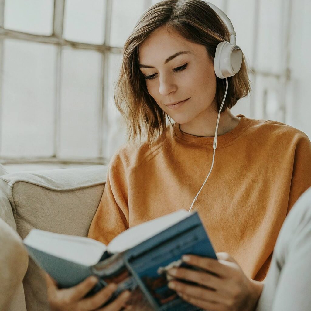 Cómo leer y escuchar música a la vez: leyendo y escuchando música al mismo tiempo