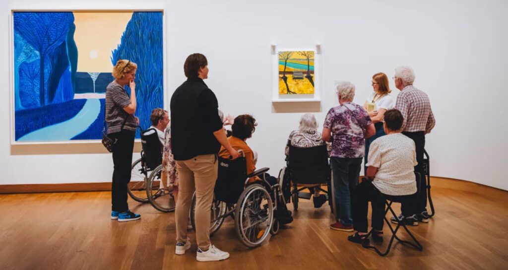 connection-day-hyundai-museo-van-gogh-adulto-mayor-ancianos