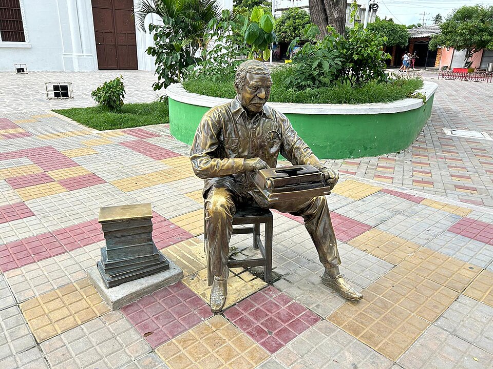 Estatua_Gabriel_García_Márquez_plaza_Aracataca-Colombia